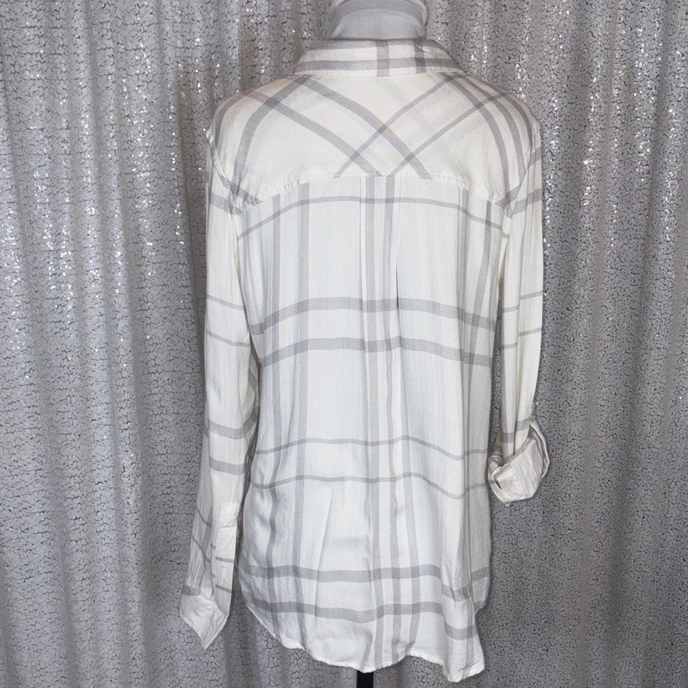 Romeo+Juliet Couture White and Gray Plaid Button-Up Shirt - Picture 4 of 6
